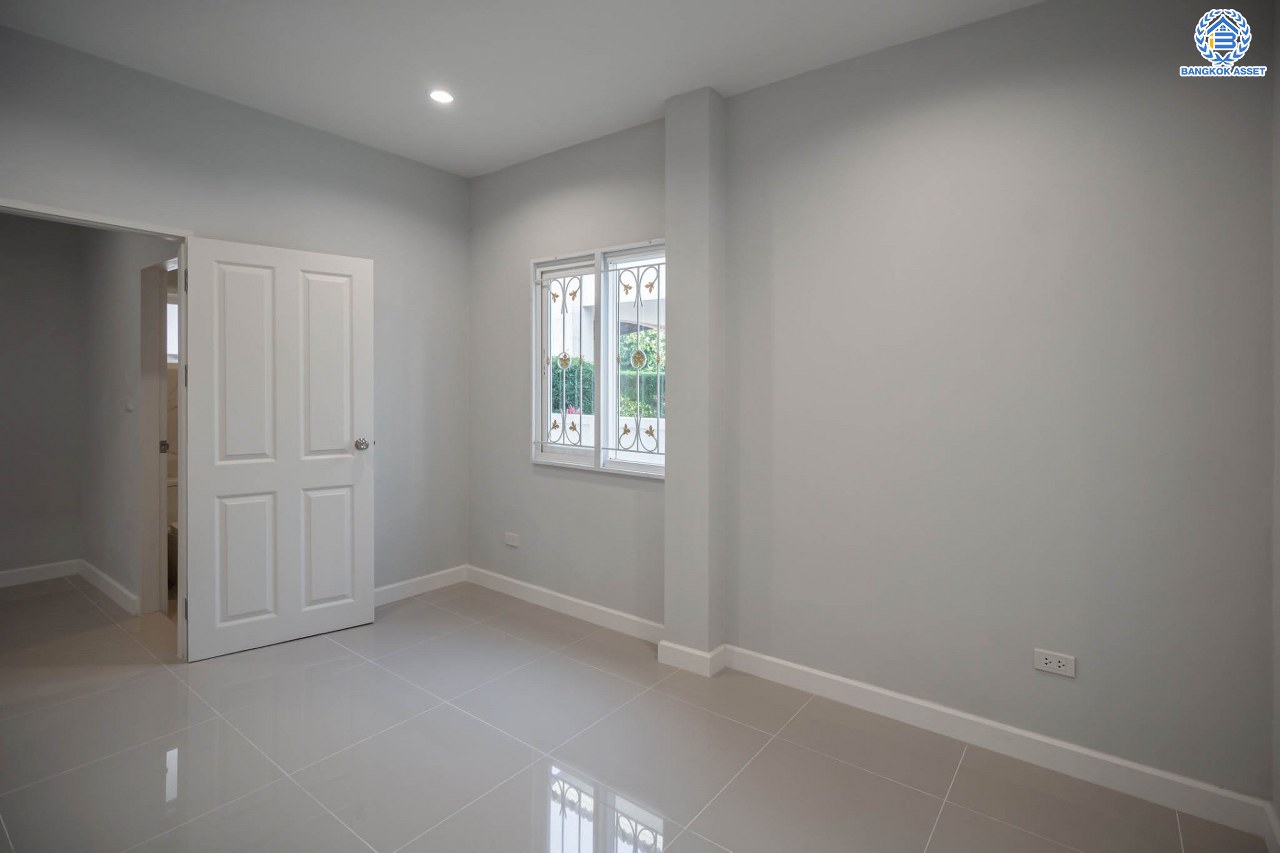 บ้านมือสองตกแต่งใหม่ โครงการ เพอร์เฟคเพลส ราชพฤกษ์ บ้านเดี่ยว จากแบรนด์ Property Perfect เนื้อที่ 56.2 ตร.ว. ฟังก์ชัน 3 ห้องนอน 3 ห้องน้ำ  1 ห้องอเนกประสงค์ จอดรถได้ 2 คัน กับทำเลโซนเมือง ที่เชื่อมต่อหลากหลายเส้นทาง หน้าโครงการติดถ.ราชพฤกษ์ ใกล้รถไฟฟ้าสถานี "บางรักน้อยท่าอิฐ"